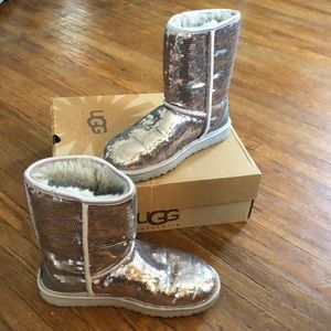 Classic UGG Short Silver Sparkles Sz. 7